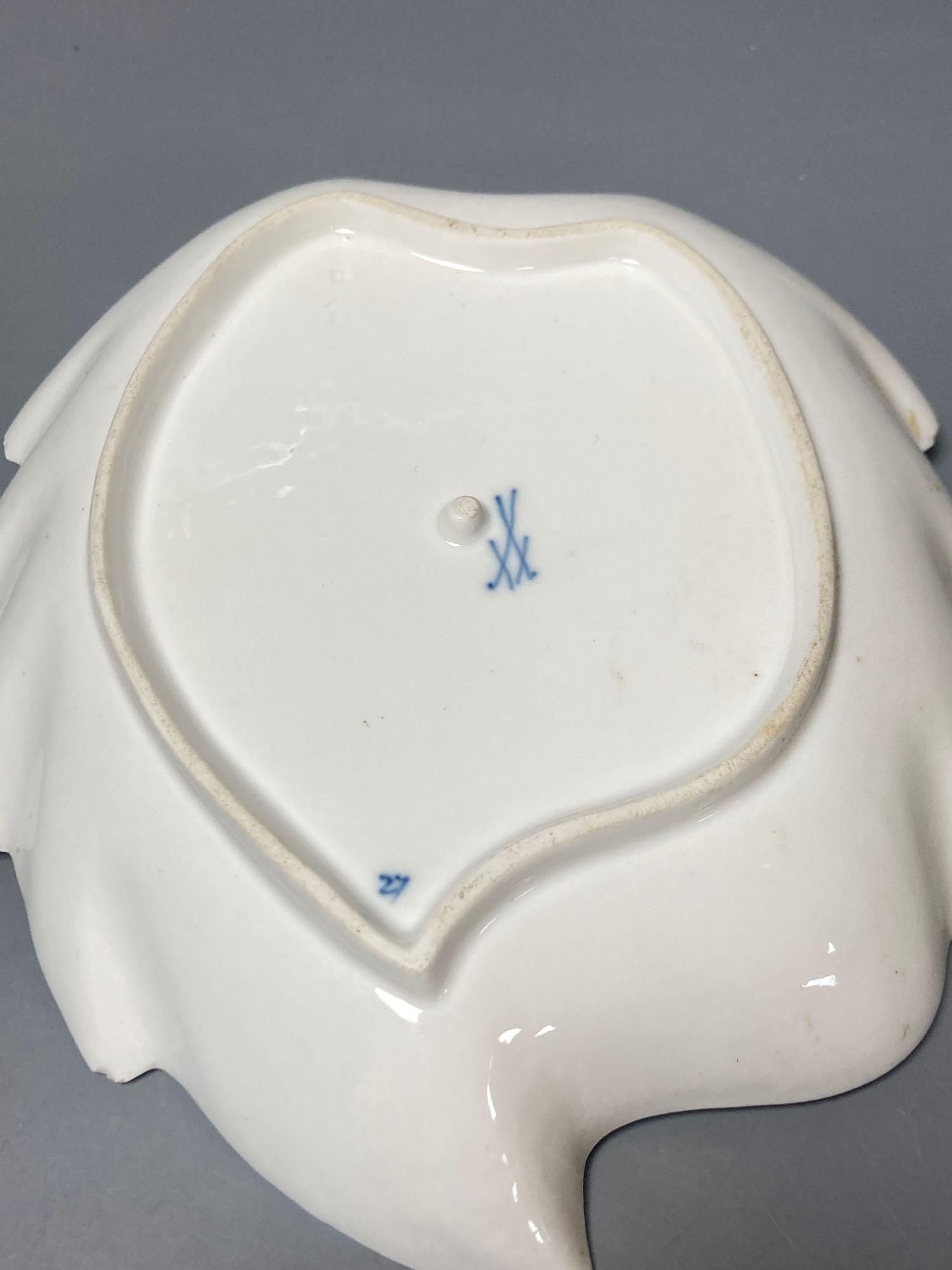 A Meissen blue and white onion pattern jug and a similar leaf shaped pickle dish (2)